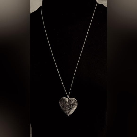 EXPRESS COSTUME JEWELRY SILVER OPEN HEART NECKLACE - Picture 2 of 4